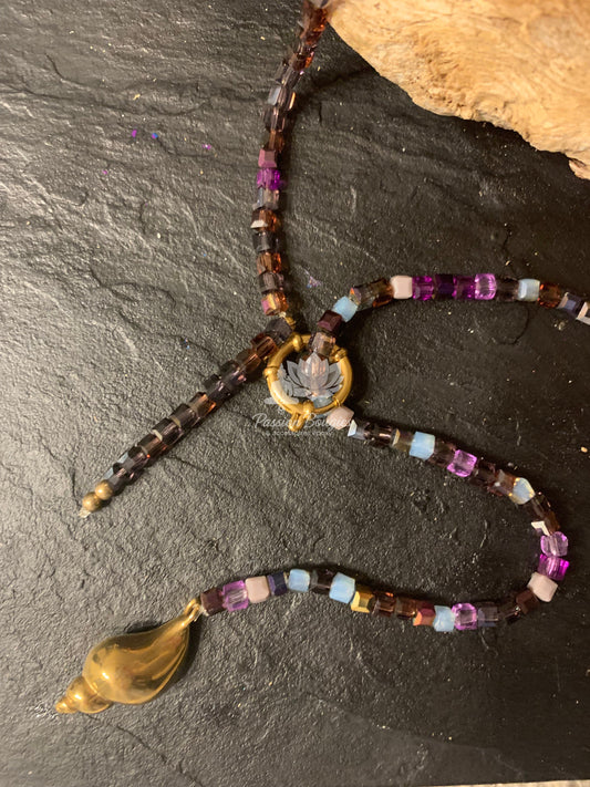 Collier sautoir en pierres de verre - coquillage