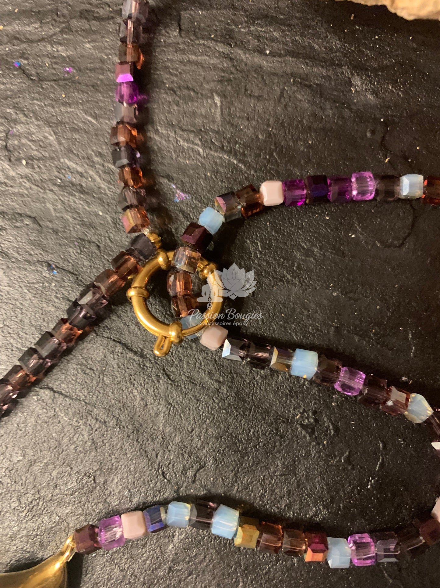 Collier sautoir en pierres de verre - coquillage