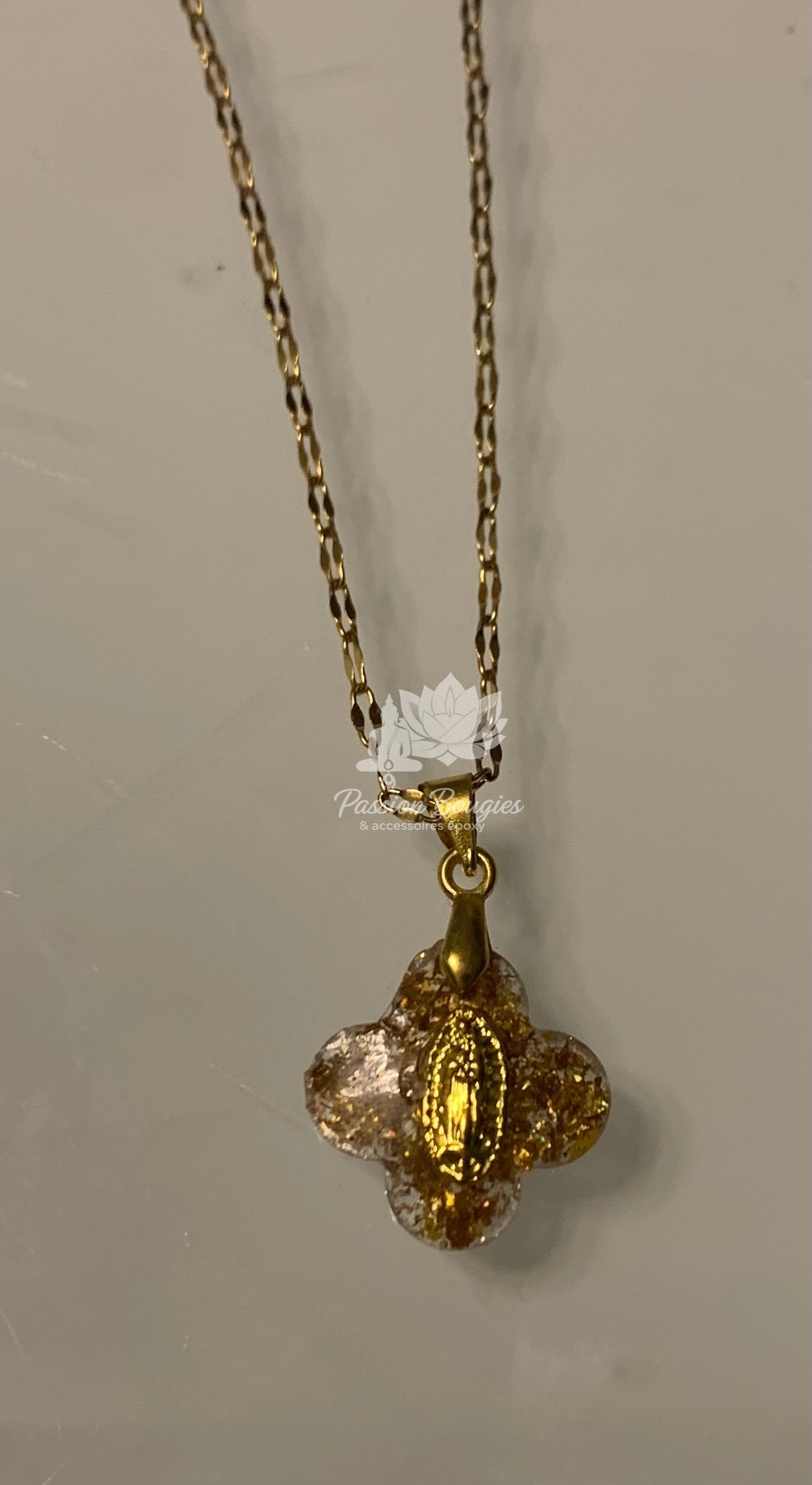 Collier trèfle « la croix » ou « vierge »