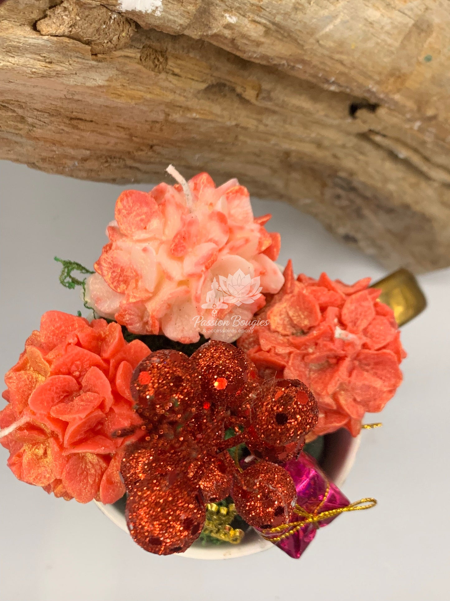 Composition florale hortensia dans grande tasse Noël