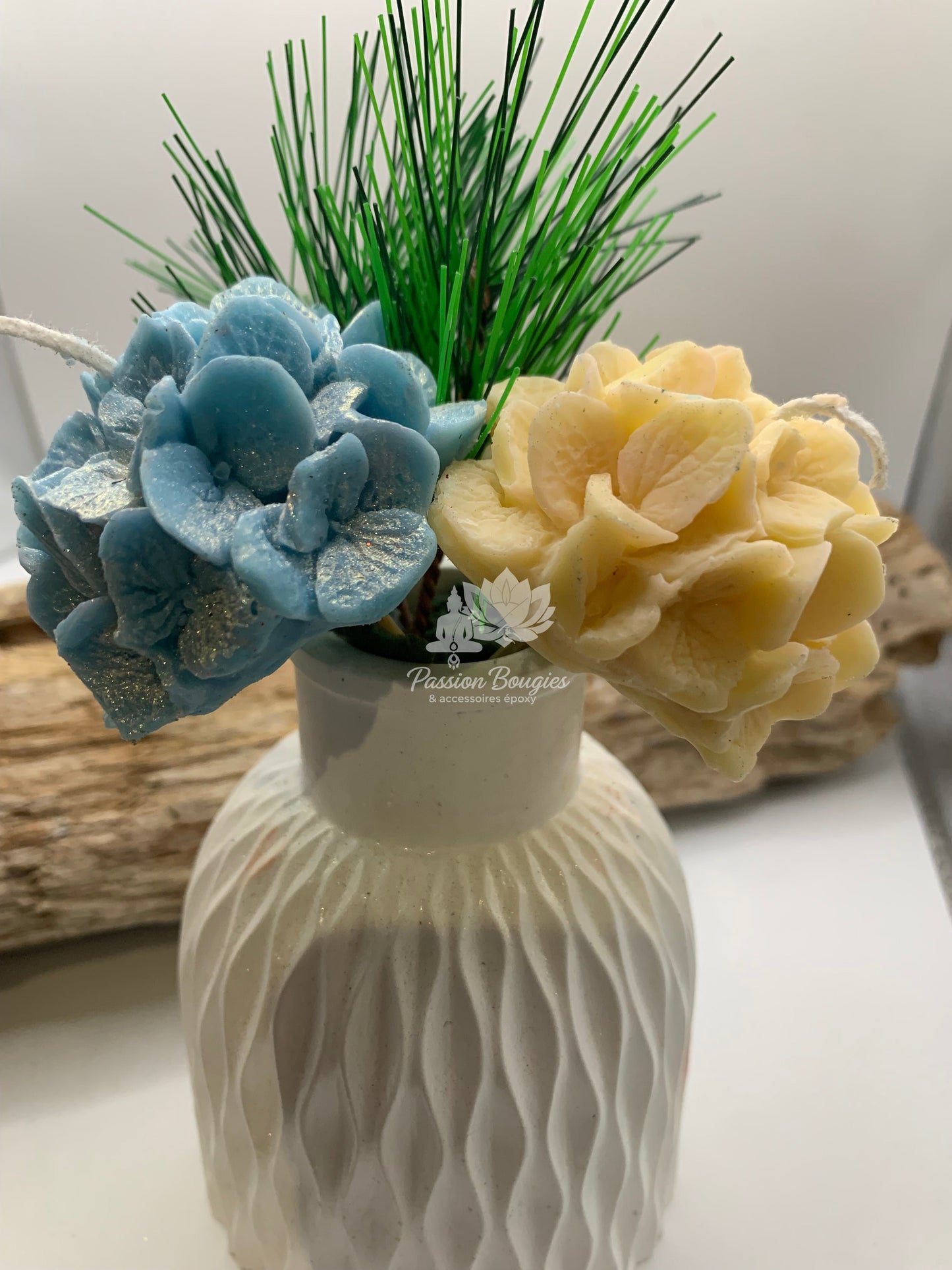 Composition florale hortensia avec vase torsadé