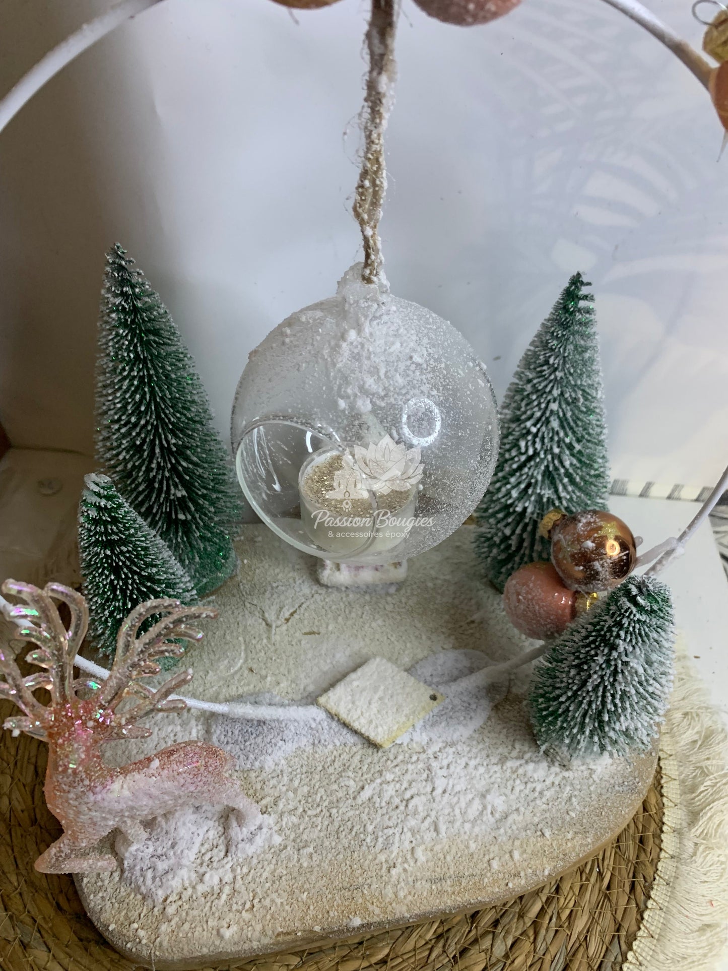 Composition village de  Noël cerf majestueux