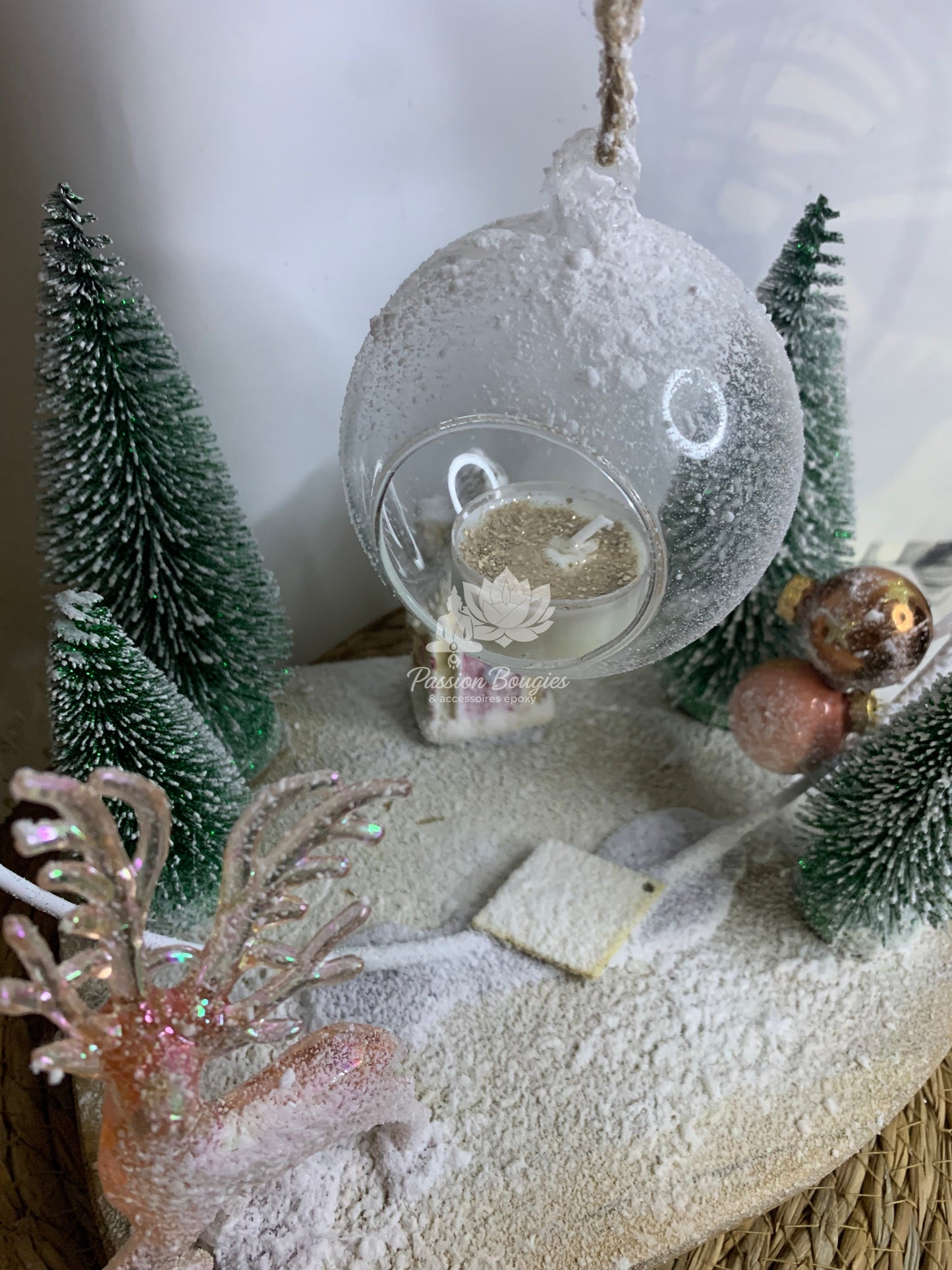 Composition village de  Noël cerf majestueux