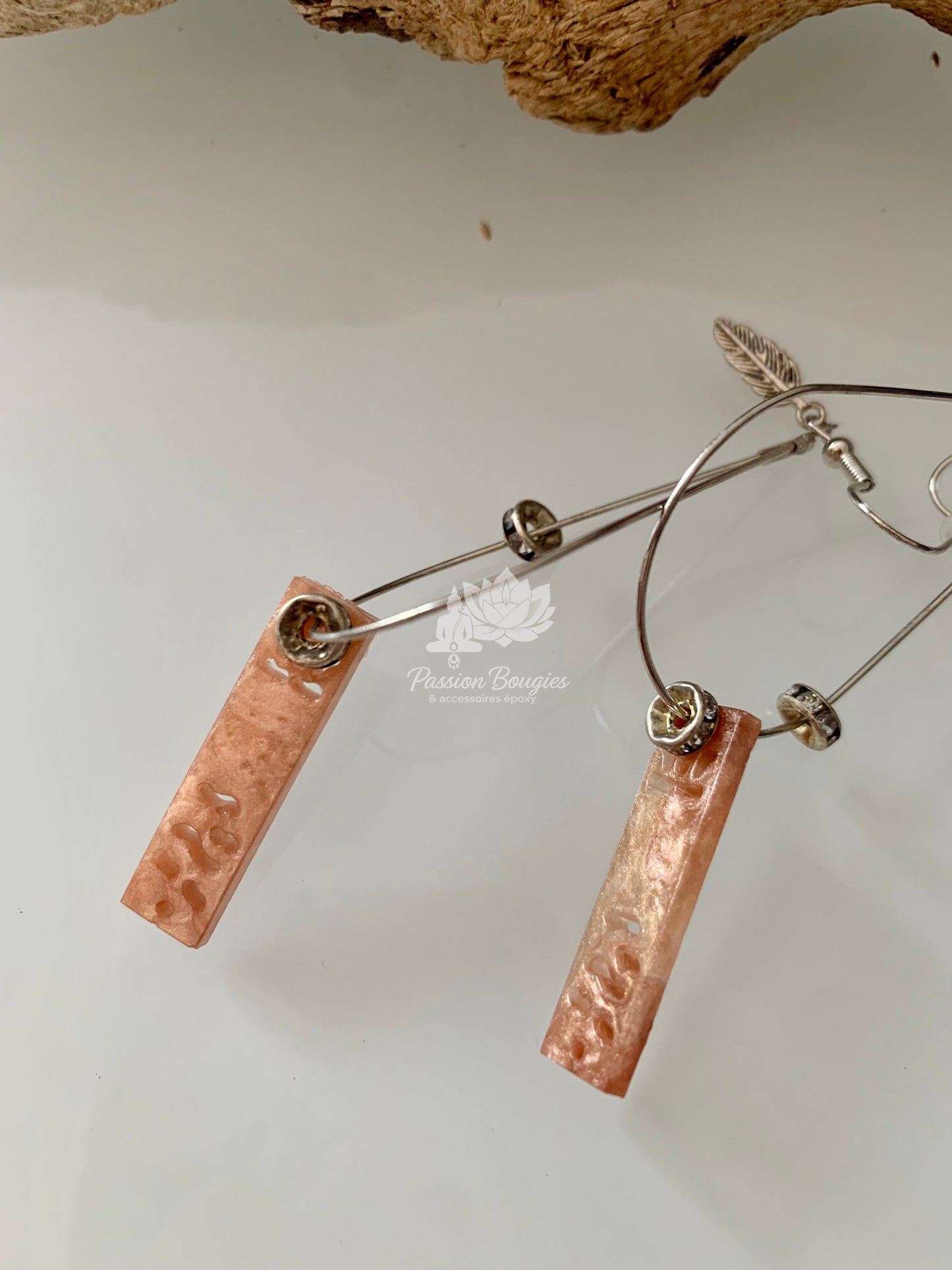 Différents modèles de créoles forme de goutte en perles de verre colorées
