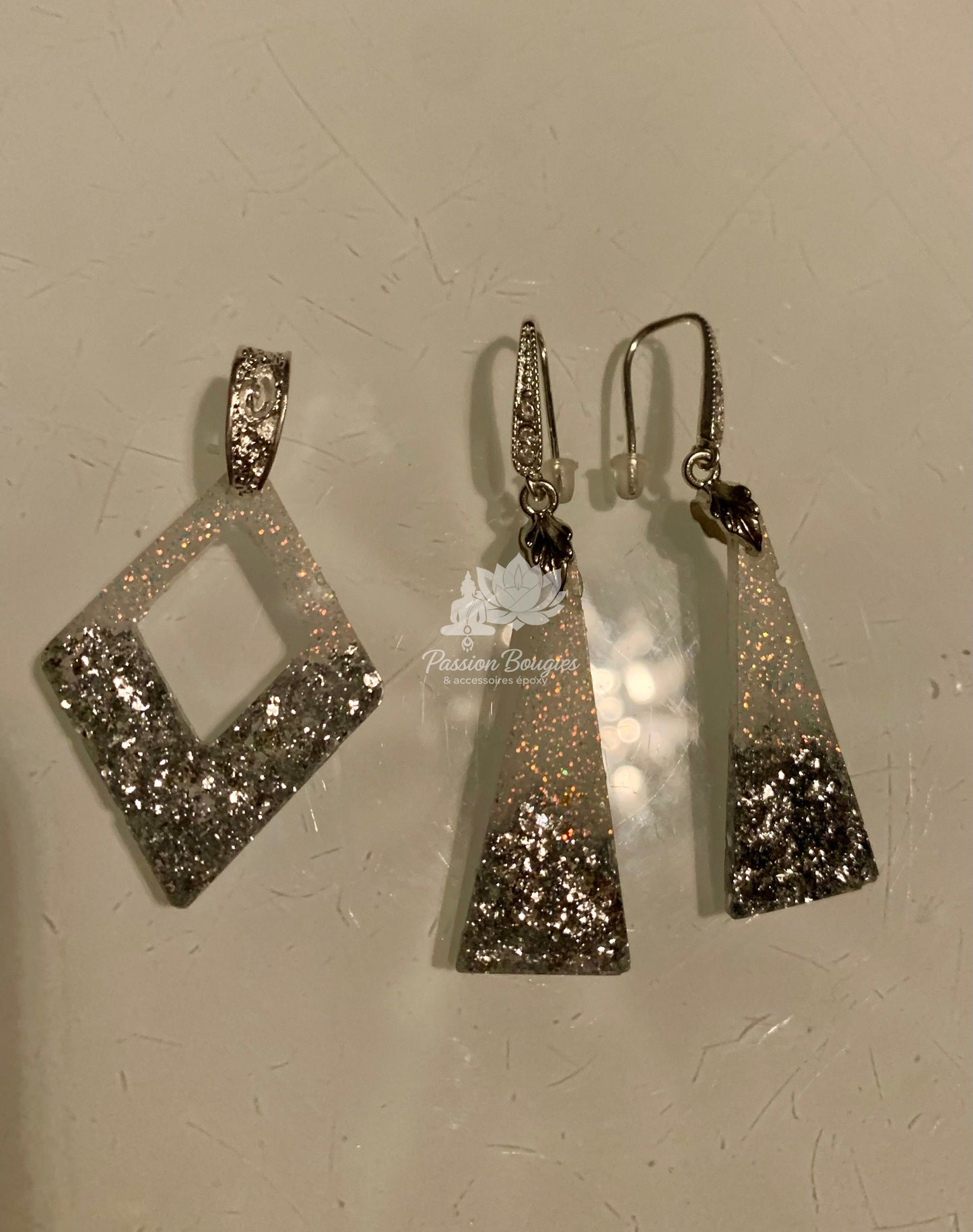 Parure collier et boucles d’oreilles argentés