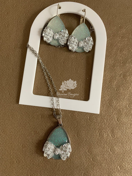 Parure collier et boucles d’oreilles noeud argenté