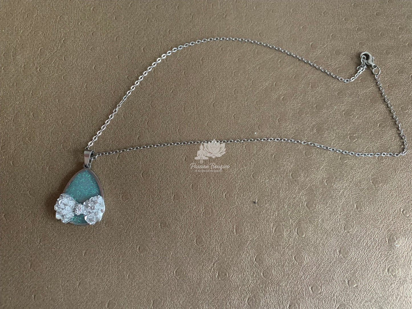 Parure collier et boucles d’oreilles noeud argenté
