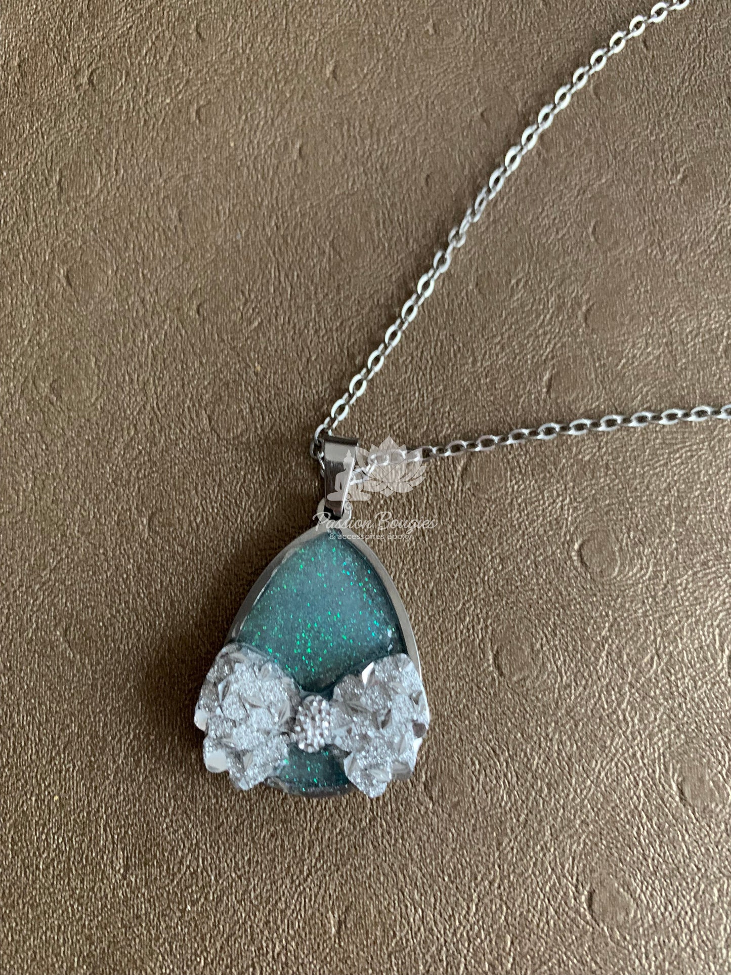 Parure collier et boucles d’oreilles noeud argenté