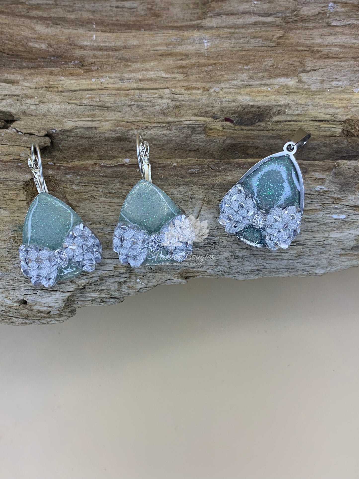 Parure collier et boucles d’oreilles noeud argenté