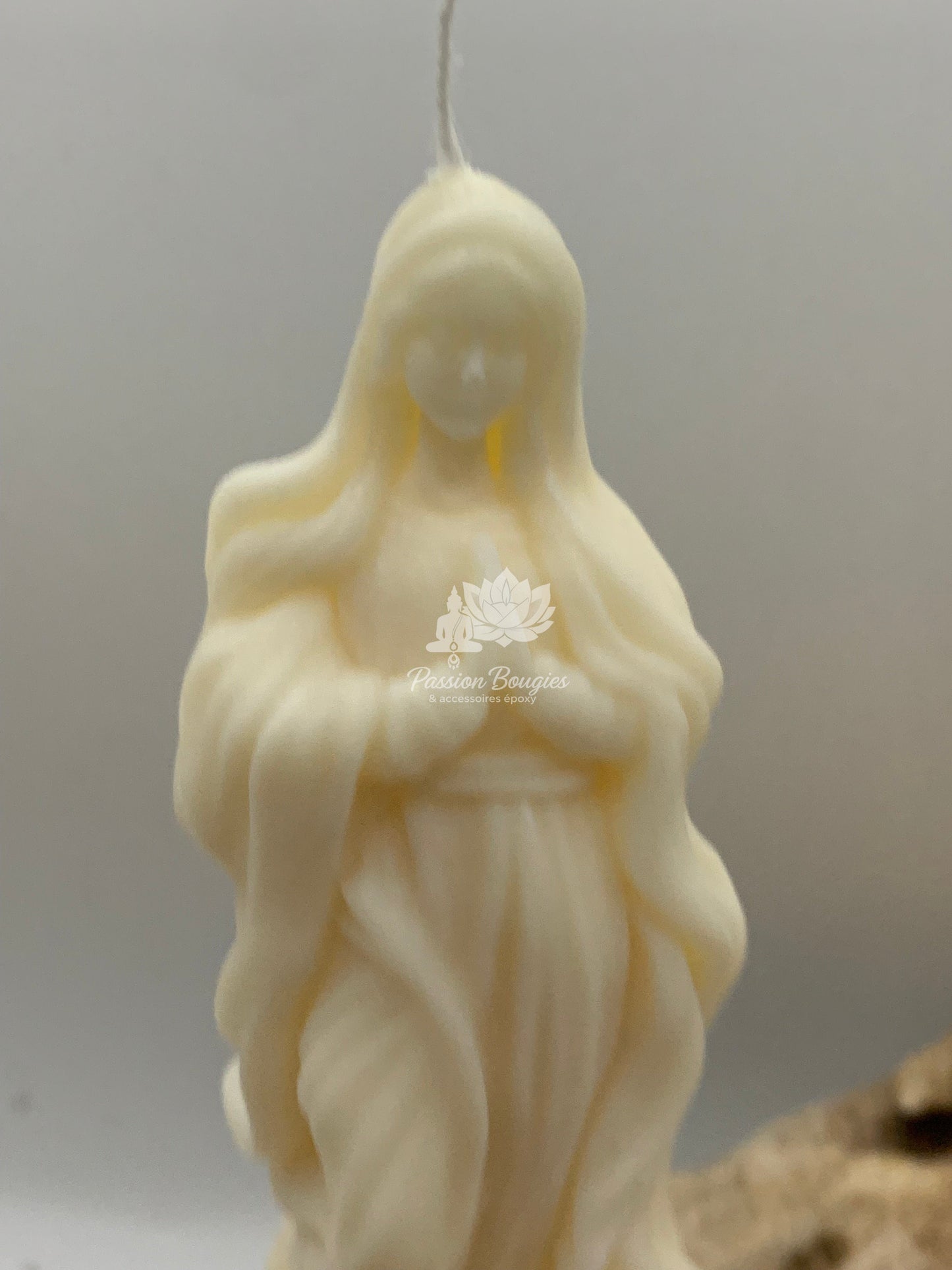 Vierge mains jointes