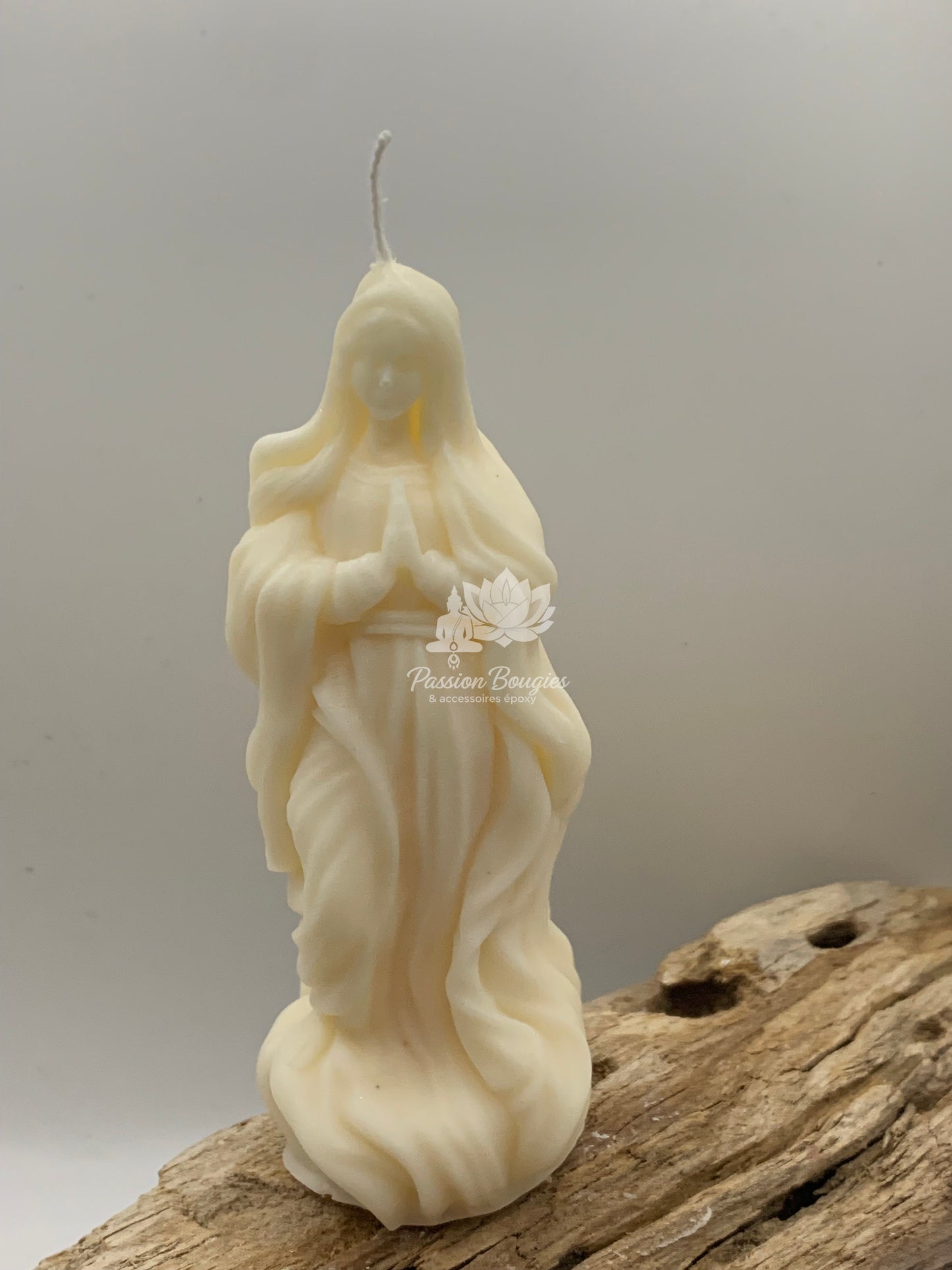 Vierge mains jointes